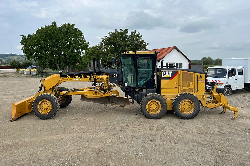 autogreder din flota Sindrax Transis