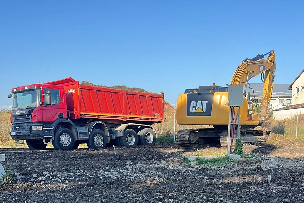 autobasculantă și excavator din flota Sindrax Transis